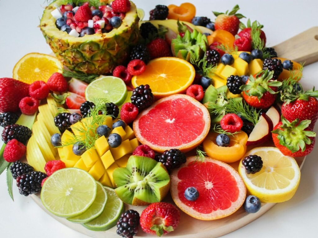 Skincare et lifestyle : l’impact de l’alimentation et du mode de vie sur votre peau sliced fruits on tray